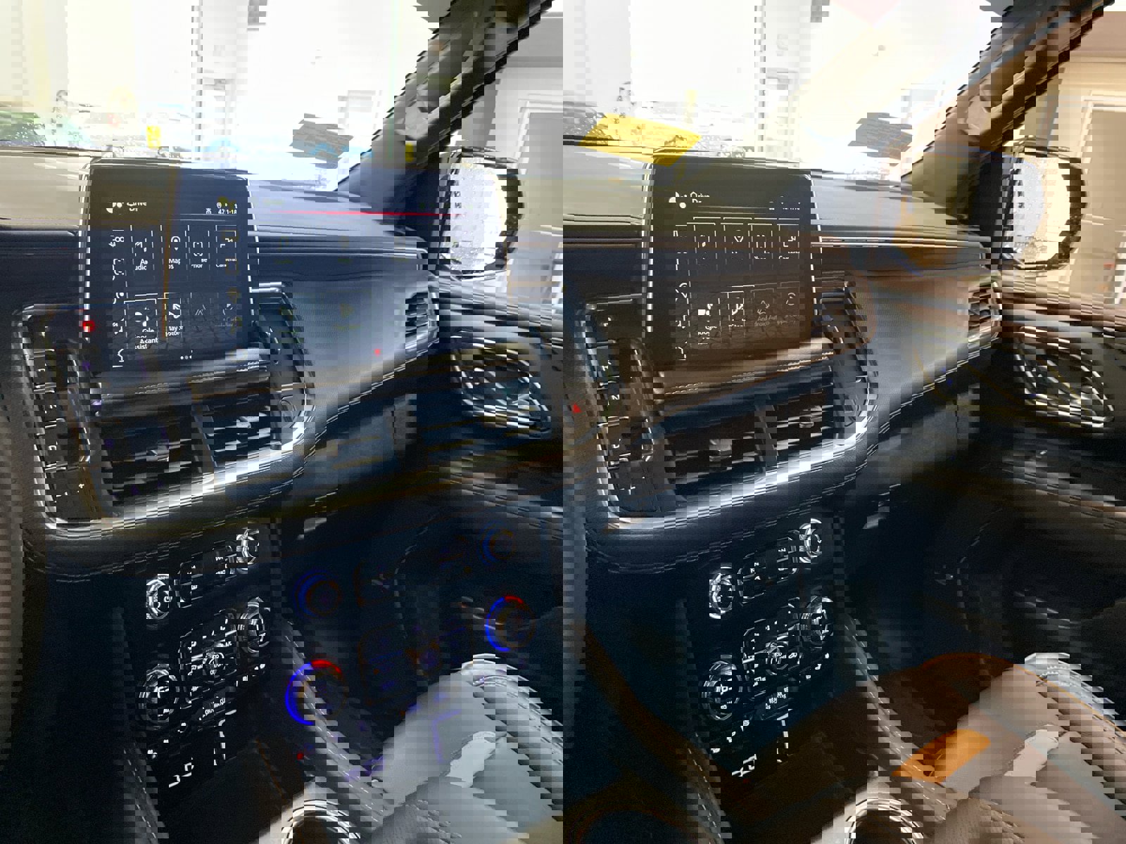 Used 2024 GMC Yukon XL AT4 w/ Technology Package image 14