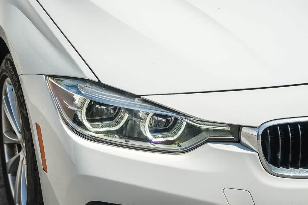 Used 2018 BMW 320i Sedan RWD image 4