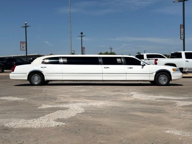 Used 2002 Lincoln Town Car Executive RWD image 8