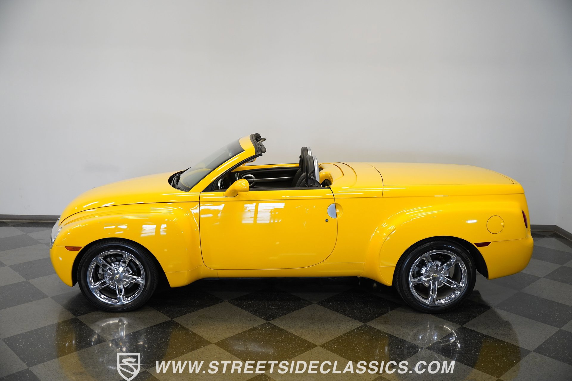 Used 2005 Chevrolet SSR w/ Preferred Equipment Group image 11