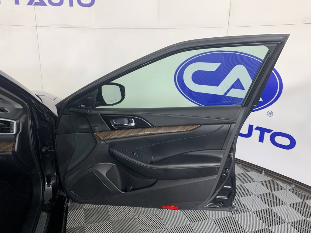 Used 2017 Nissan Maxima Platinum image 38