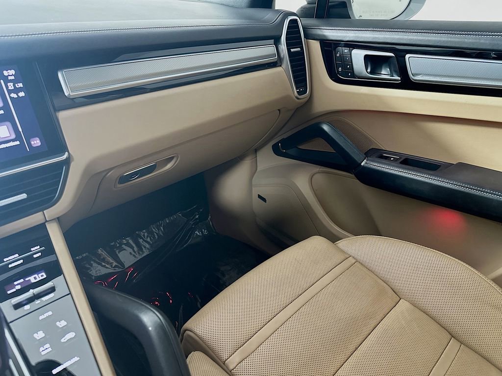 Certified 2022 Porsche Cayenne Platinum Edition image 26