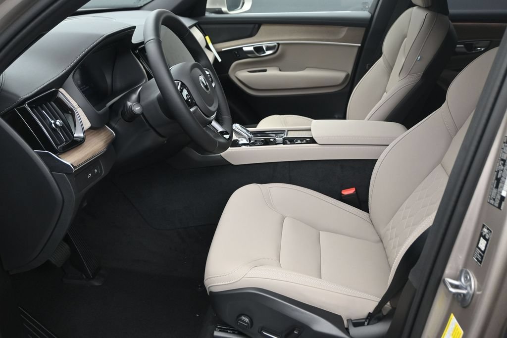 New 2026 Volvo XC90 T8 Plus w/ Protection Package Premier AWD/4WD image 11