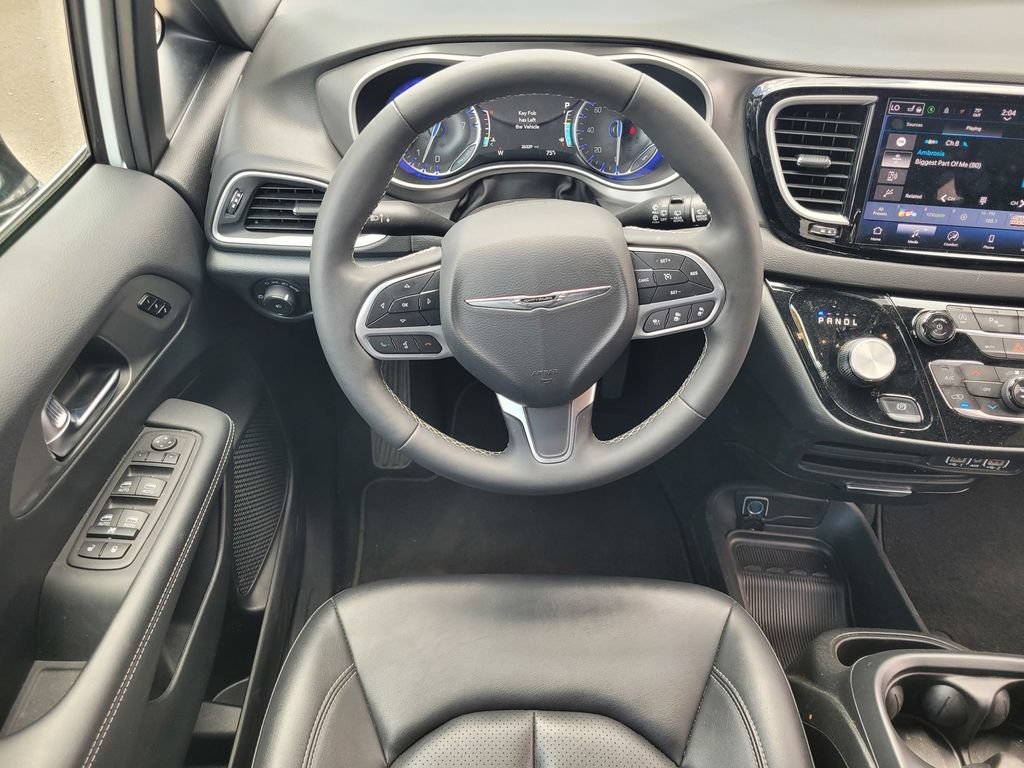 Used 2025 Chrysler Pacifica Select FWD image 11