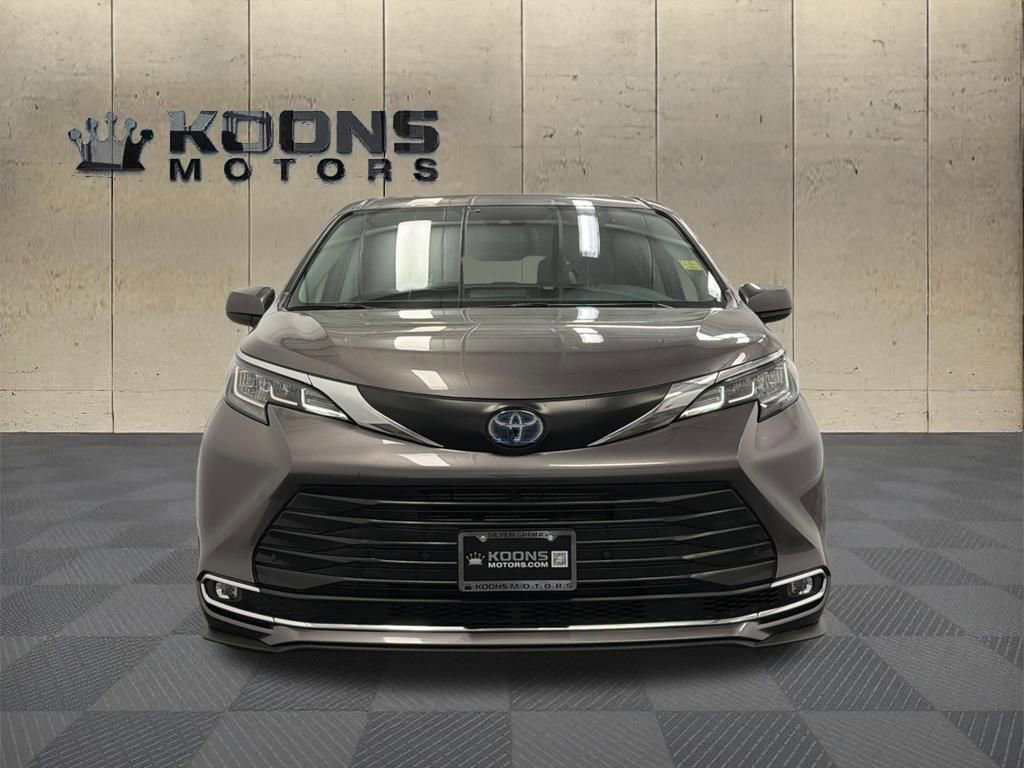 Used 2023 Toyota Sienna XLE FWD image 3