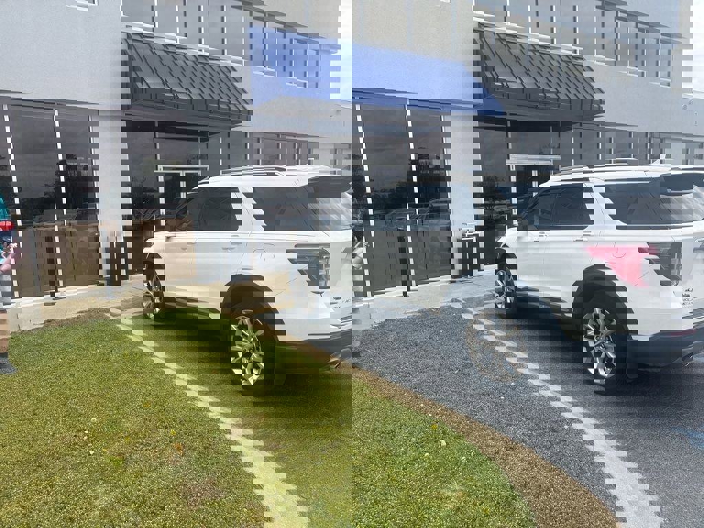 Used 2022 Ford Explorer Platinum w/ Technology Package image 2