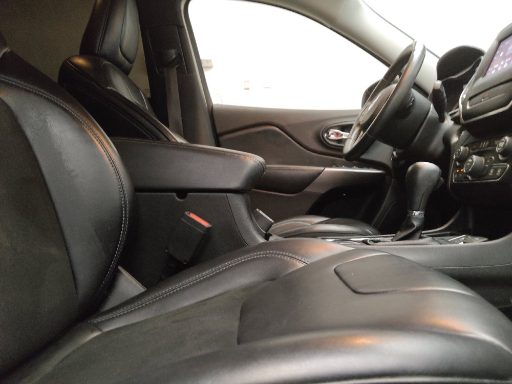 Used 2019 Jeep Cherokee Latitude Plus FWD image 21