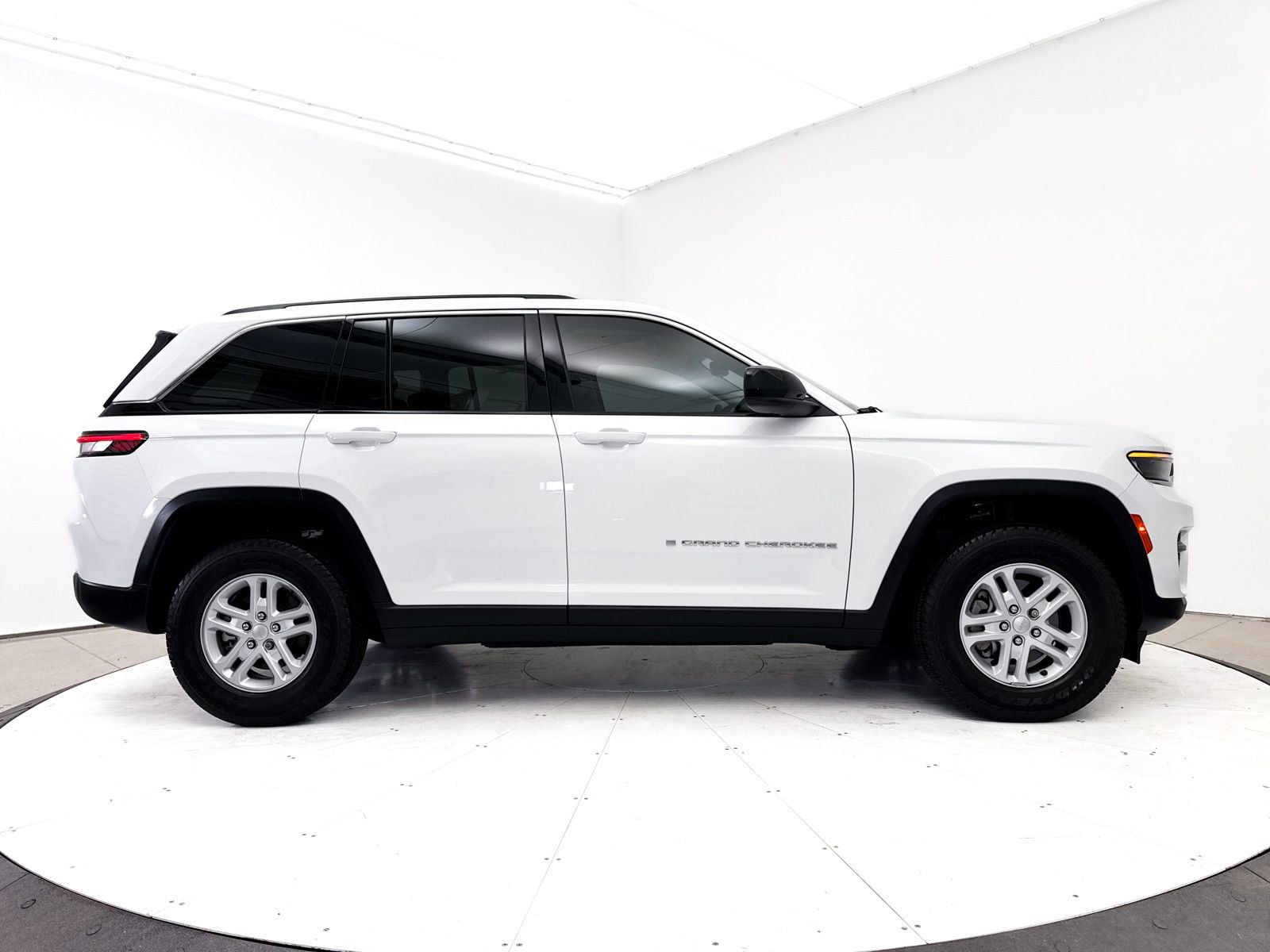 Used 2023 Jeep Grand Cherokee Laredo w/ Luxury Tech Group I AWD/4WD image 40