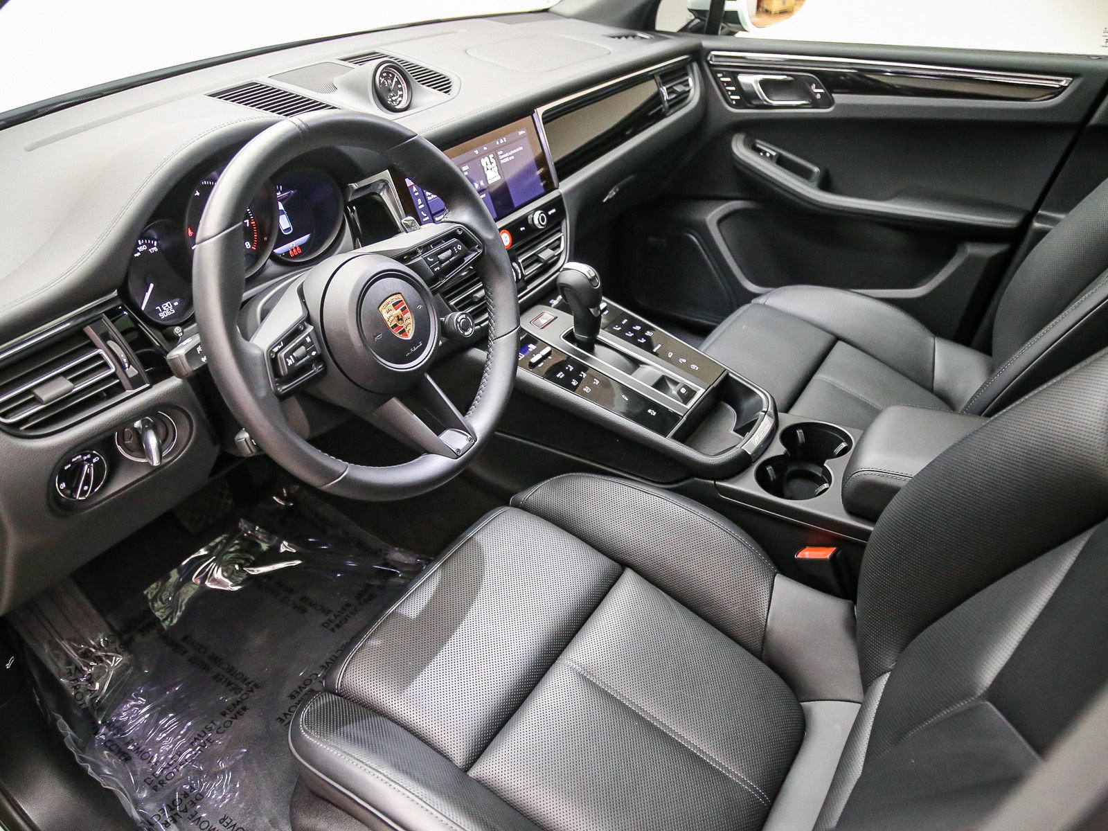 Certified 2025 Porsche Macan Turbo AWD/4WD image 4