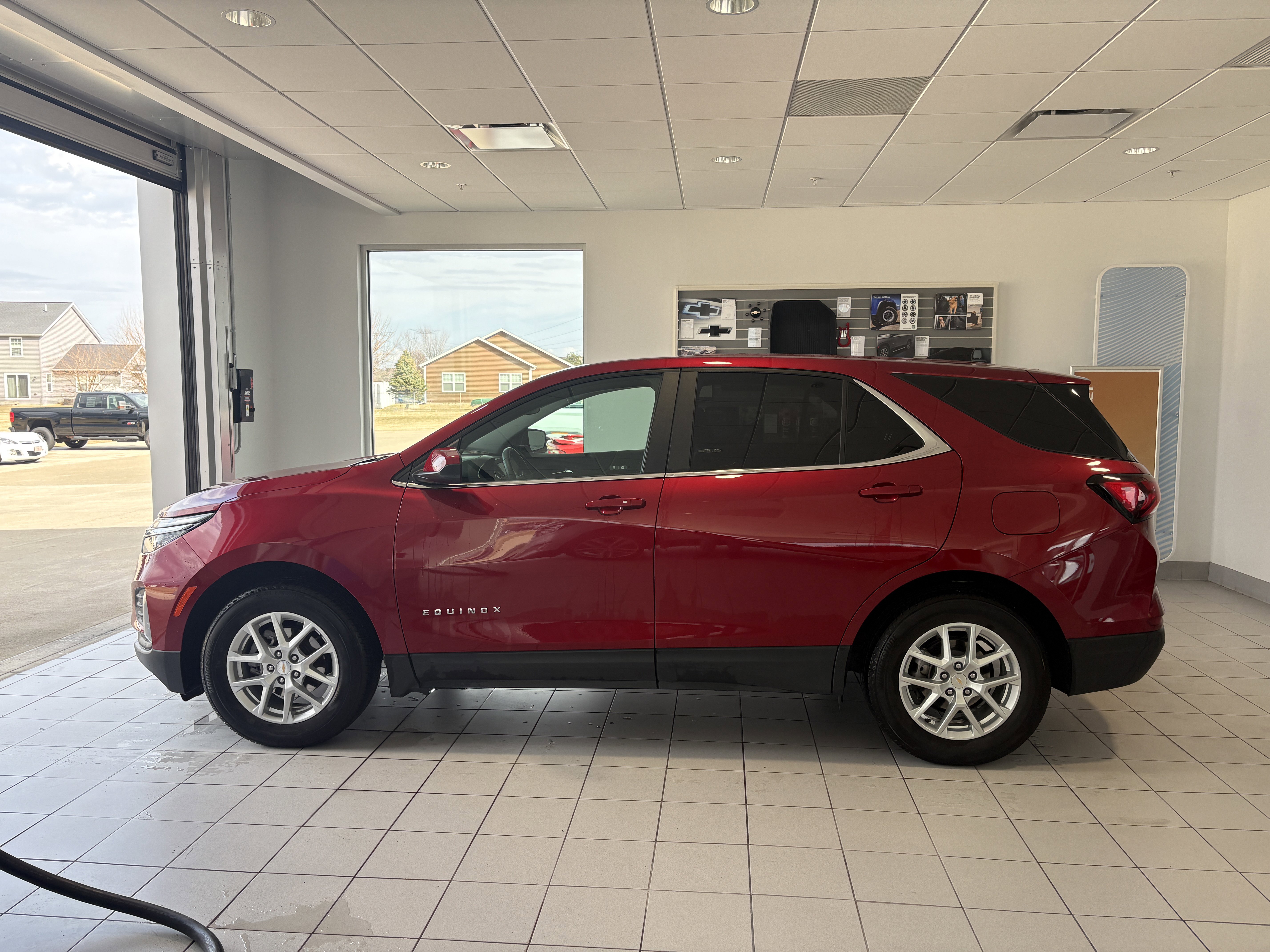 Used 2023 Chevrolet Equinox LT image 2