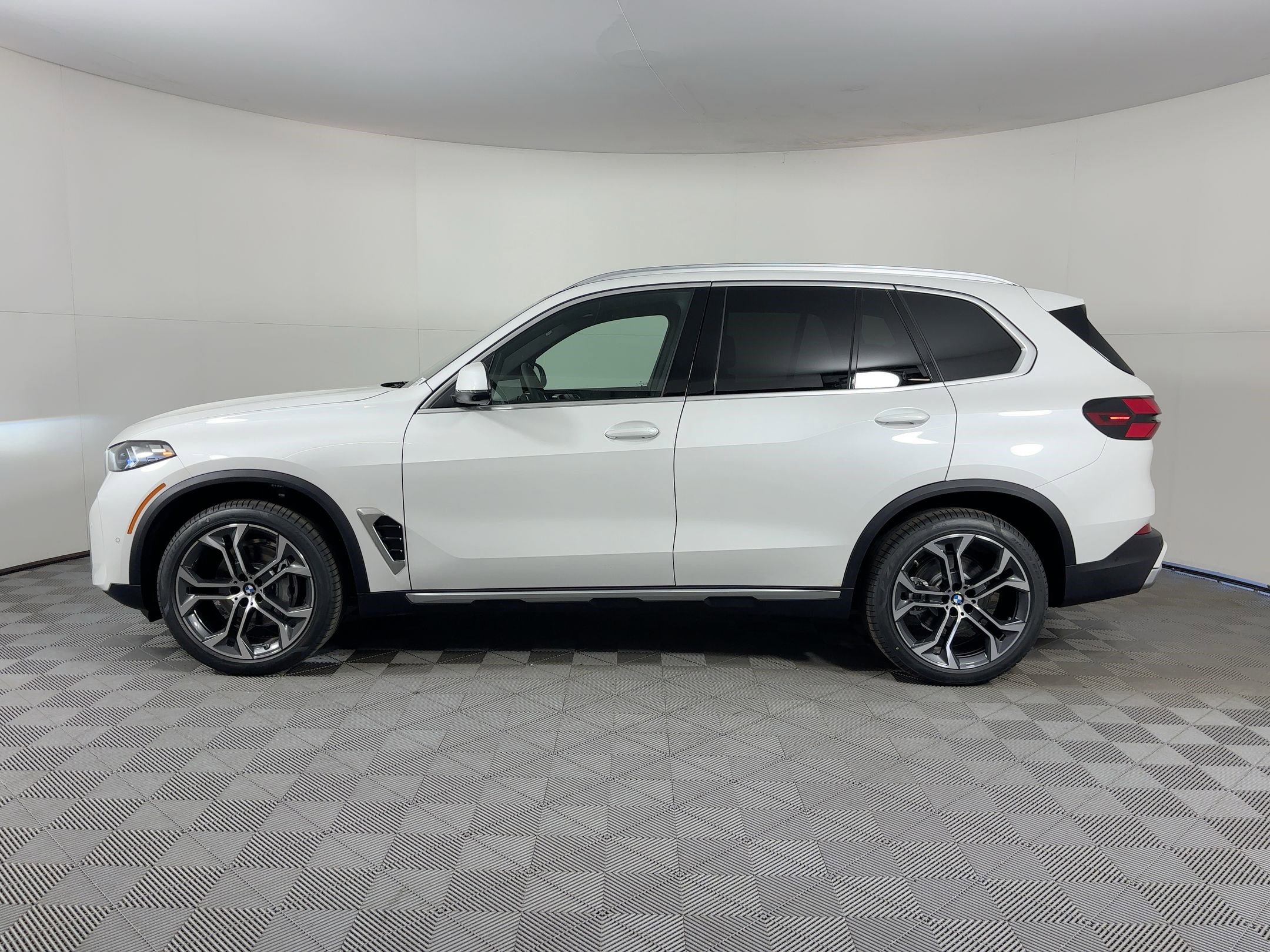 New 2026 BMW X5 sDrive40i w/ Climate Comfort Package image 2