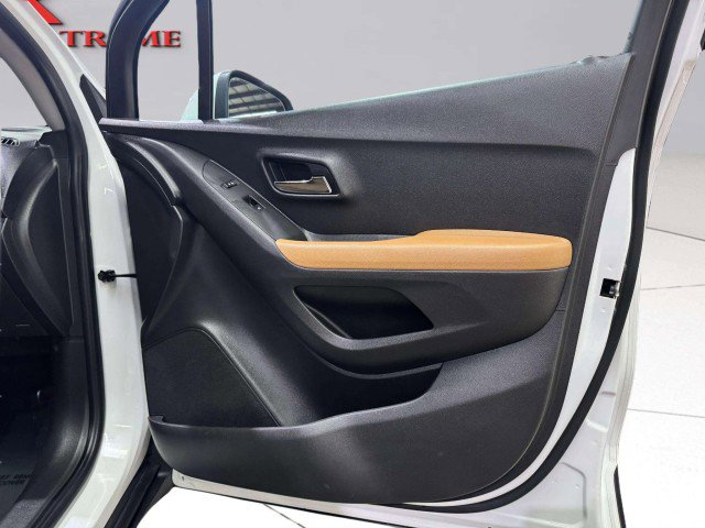 Used 2020 Chevrolet Trax LT w/ LT Convenience Package image 48