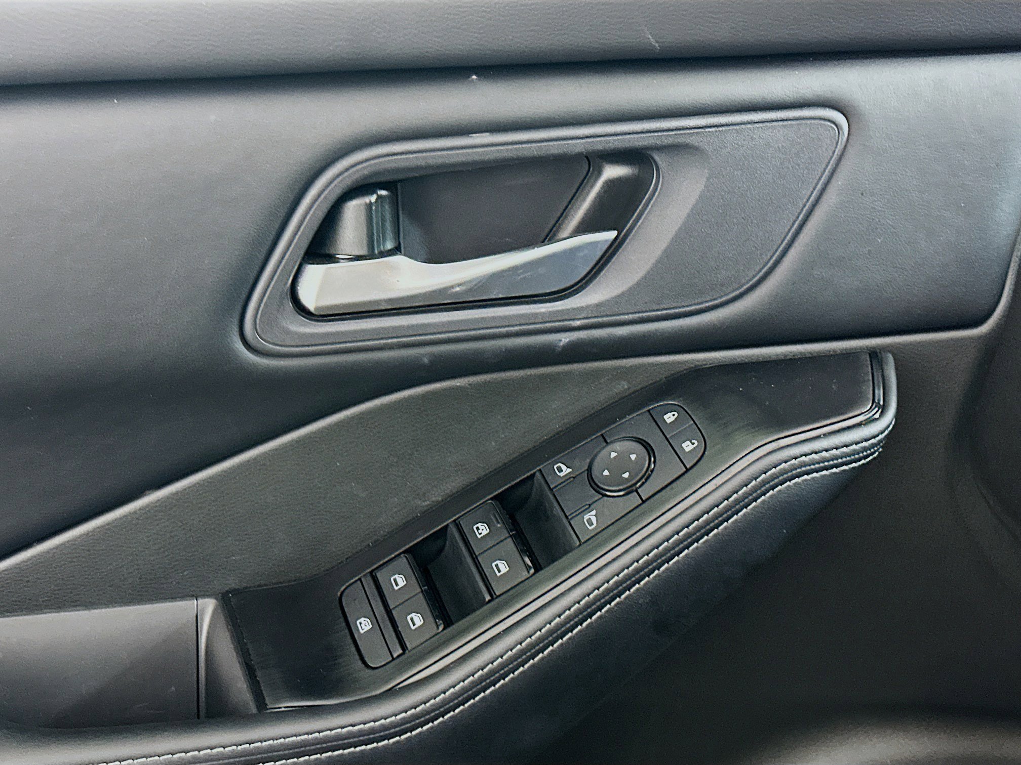 Used 2025 Nissan Rogue SV image 15