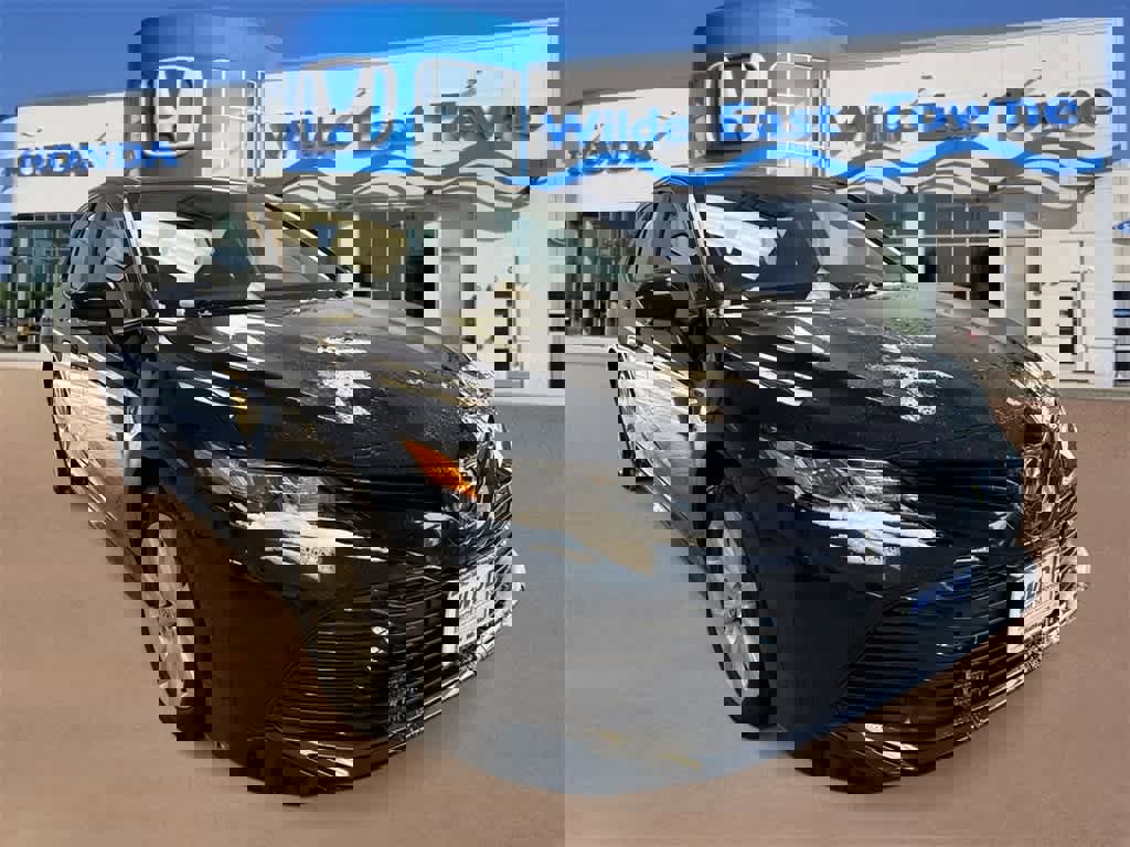 Used 2020 Toyota Camry LE image 2