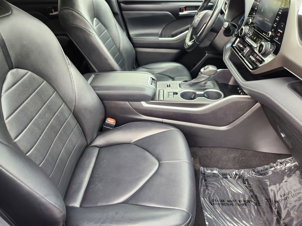 Used 2020 Toyota Highlander XLE AWD/4WD image 5