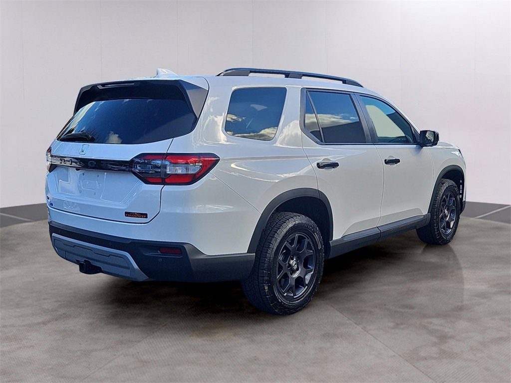 Certified 2025 Honda Pilot TrailSport image 4