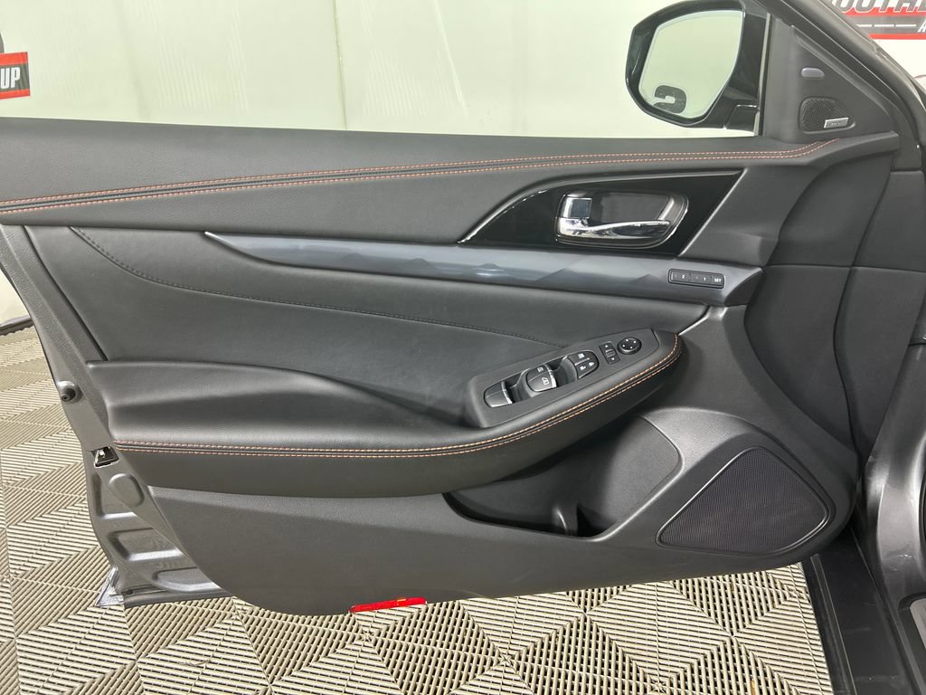 Used 2023 Nissan Maxima SR w/ Sport Mat Group FWD image 11