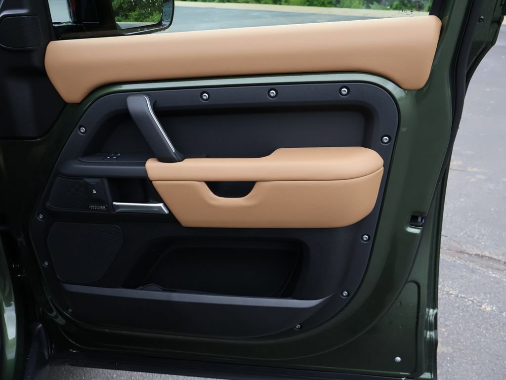 New 2026 Land Rover Defender 130 X-Dynamic SE AWD/4WD image 11