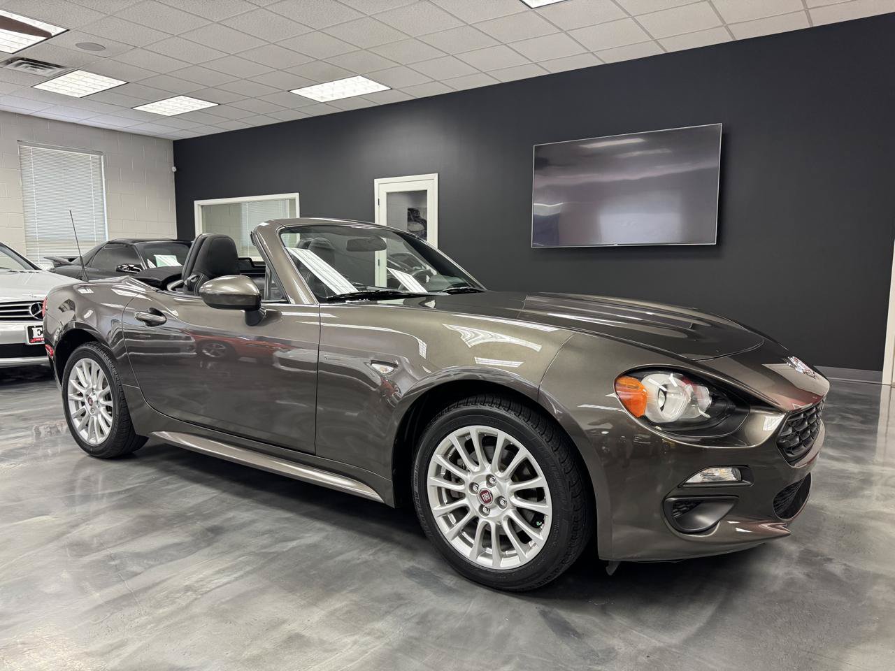 Used 2017 FIAT 124 Spider Classica RWD image 6