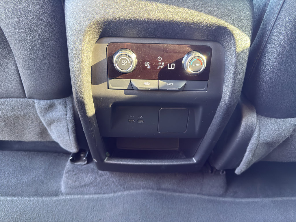 Used 2025 Chevrolet Traverse LT image 41