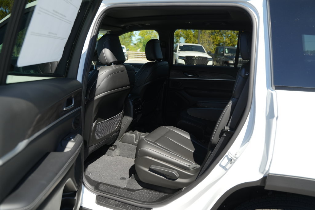 New 2027 Jeep Grand Cherokee L Limited w/ Limited Altitude Package AWD/4WD image 15
