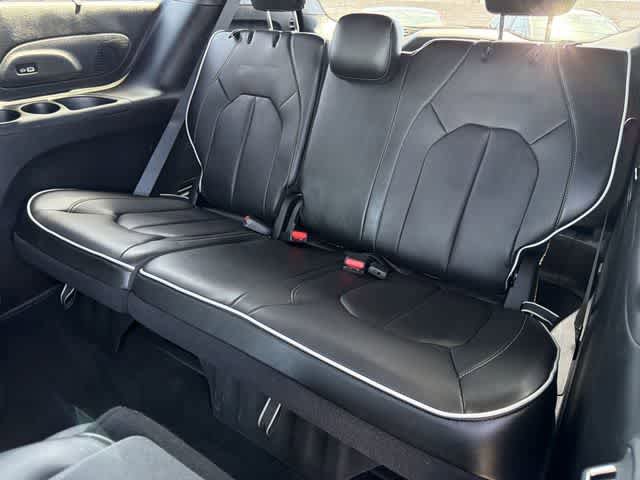 Used 2022 Chrysler Pacifica Limited w/ Uconnect Theater Family Group image 11