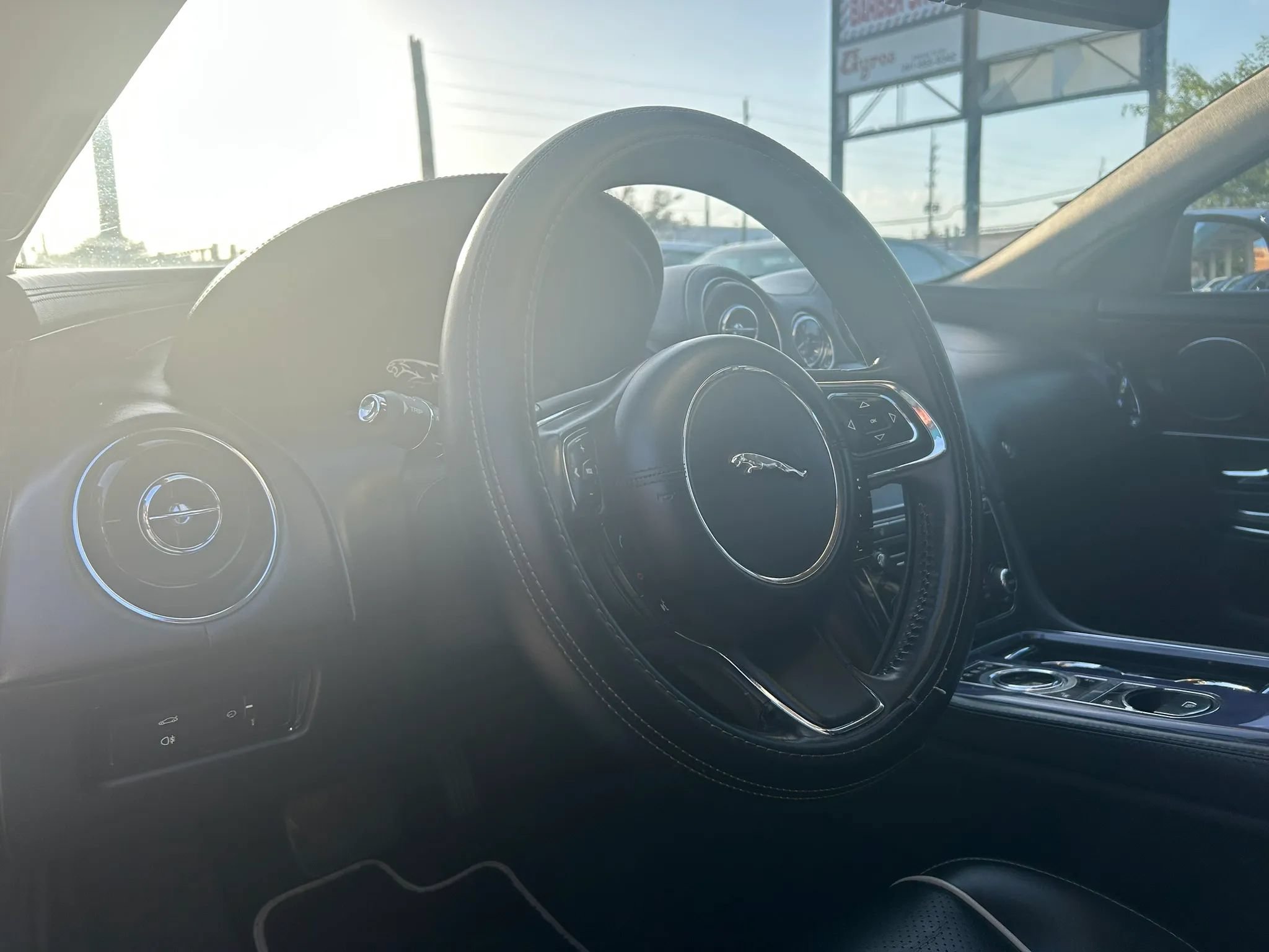 Used 2011 Jaguar XJ L RWD image 11