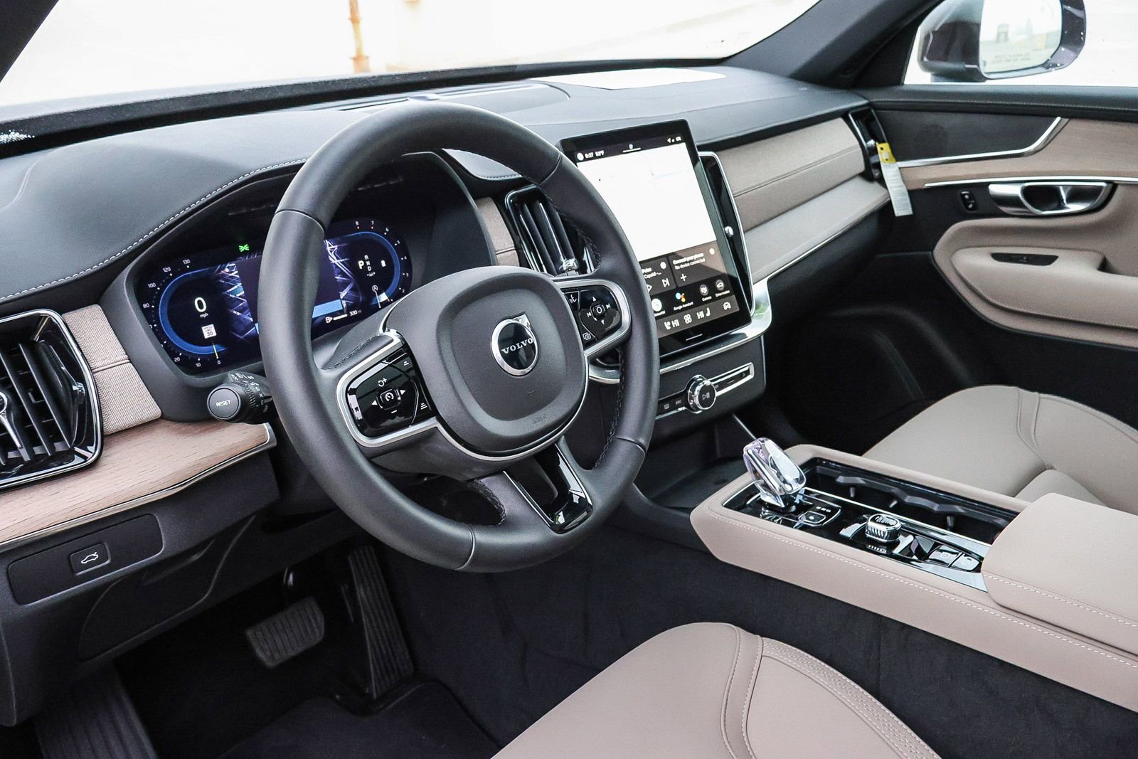 New 2025 Volvo XC90 B6 Core w/ Climate Package image 27