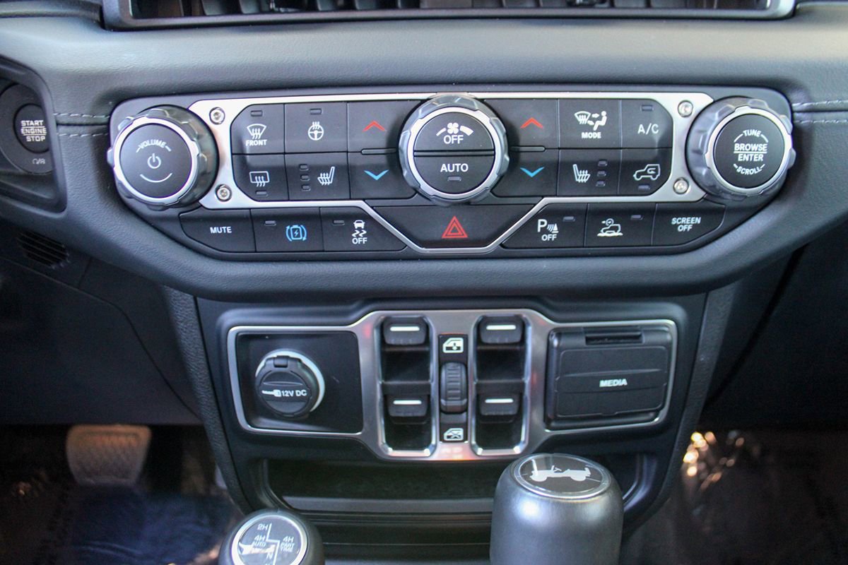 Used 2024 Jeep Wrangler Unlimited Sahara w/ Technology Group AWD/4WD image 28