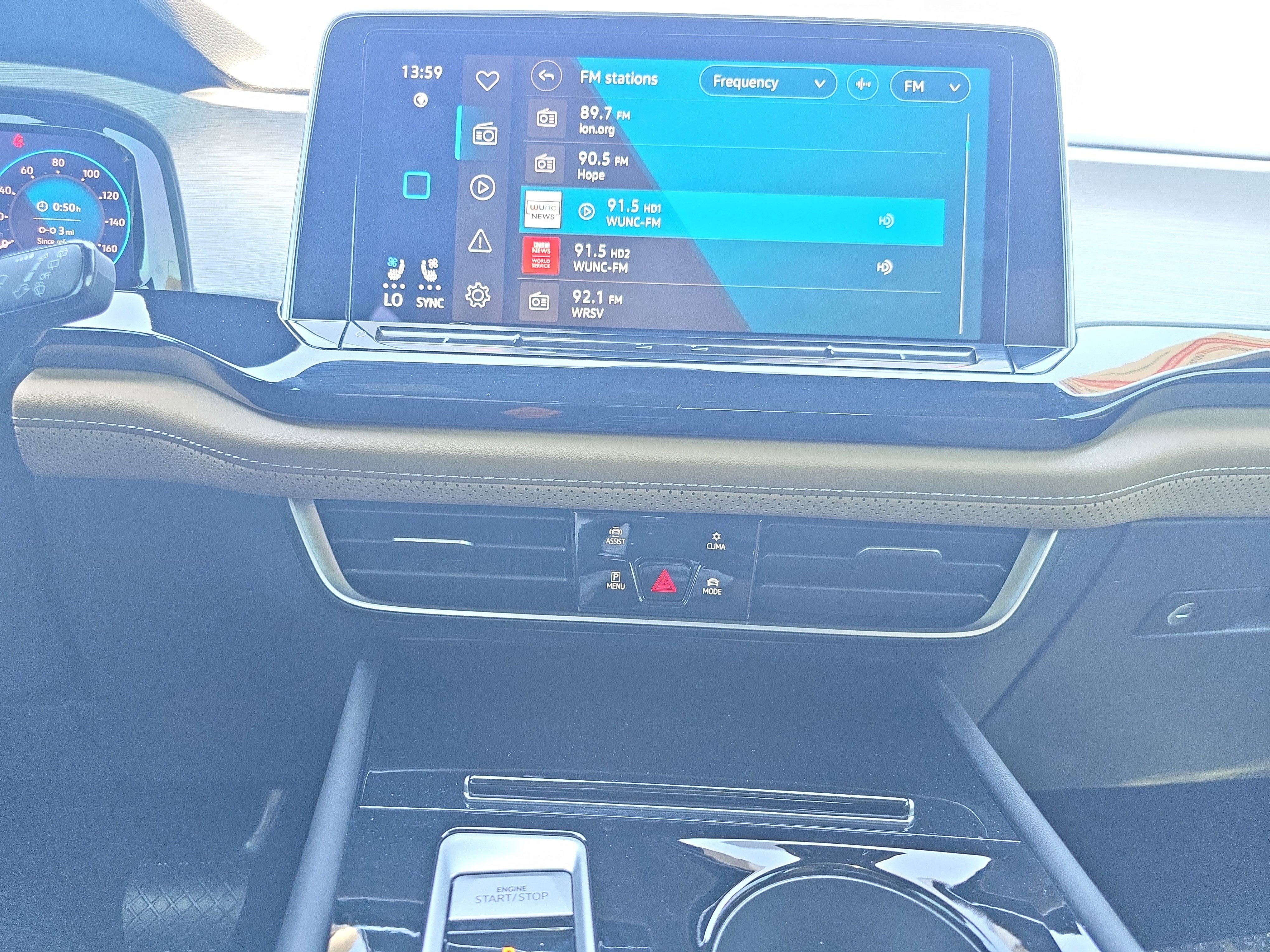 Used 2024 Volkswagen Atlas Cross Sport SE w/ Panoramic Sunroof Package image 18