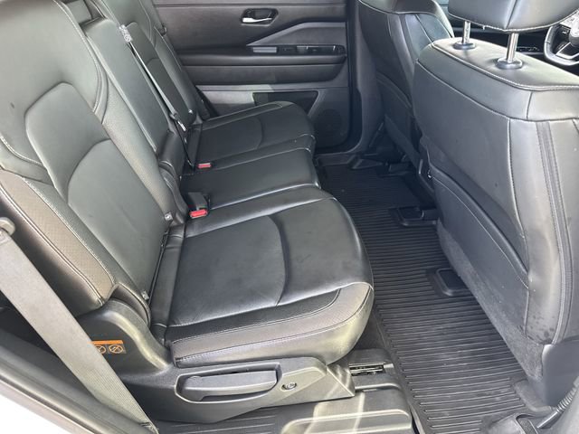 Used 2024 Nissan Pathfinder SL w/ Black Appearance Package image 23
