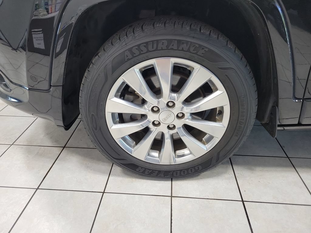 Certified 2018 Jeep Cherokee Overland w/ Technology Group AWD/4WD image 48