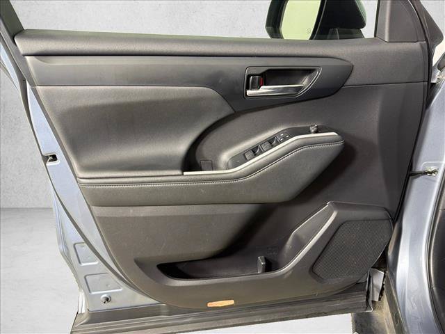 Used 2022 Toyota Highlander XLE FWD image 11