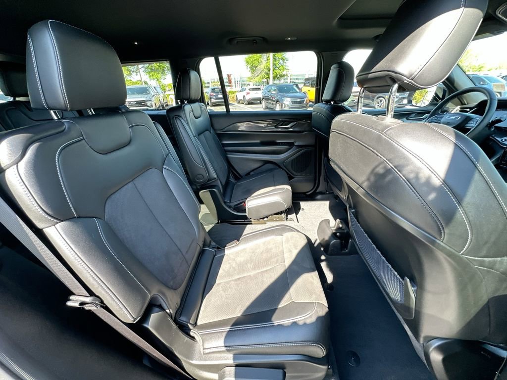 Used 2023 Jeep Grand Cherokee L Laredo image 28