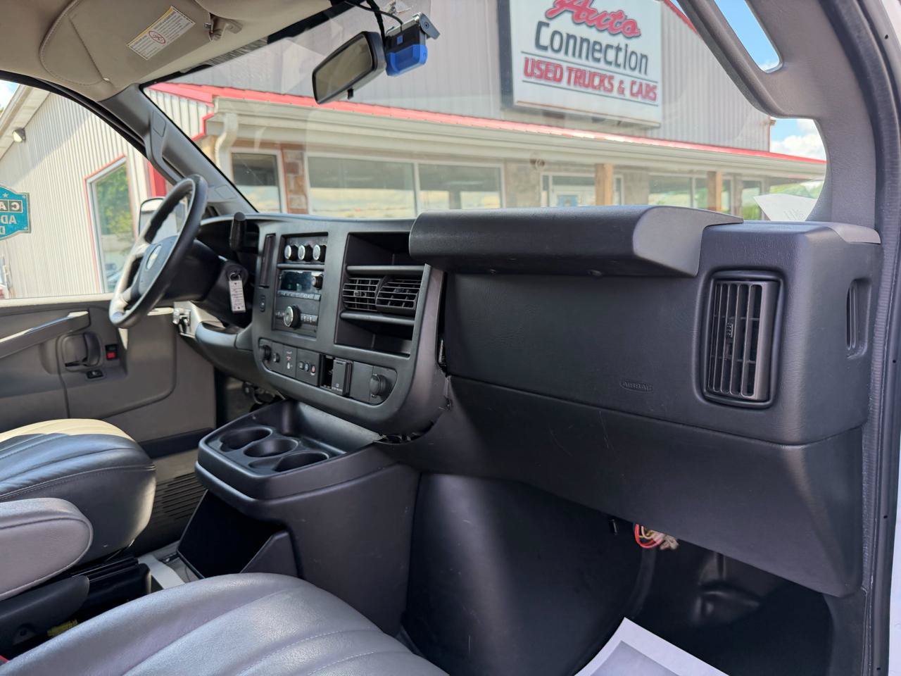 Used 2018 Chevrolet Express 2500 w/ Driver Convenience Package RWD image 20