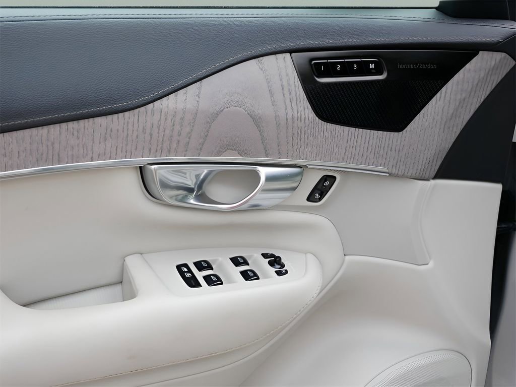 Used 2022 Volvo XC90 T8 Inscription image 16