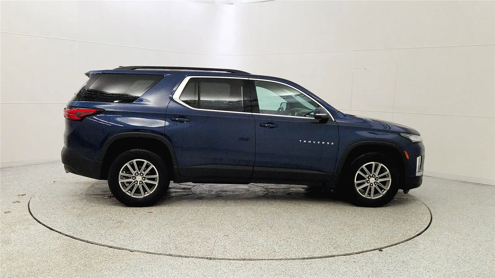 Used 2023 Chevrolet Traverse LT image 8