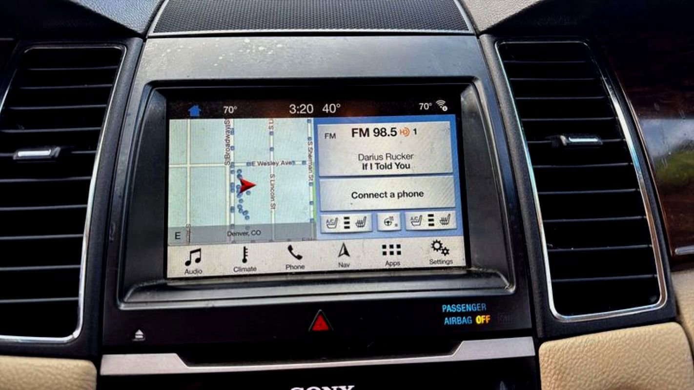 Used 2018 Ford Taurus Limited w/ Driver Assist Package image 13