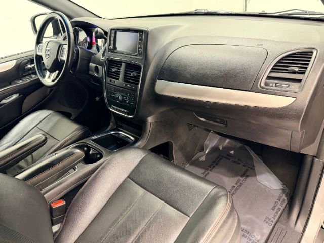 Used 2016 Dodge Grand Caravan R/T image 28