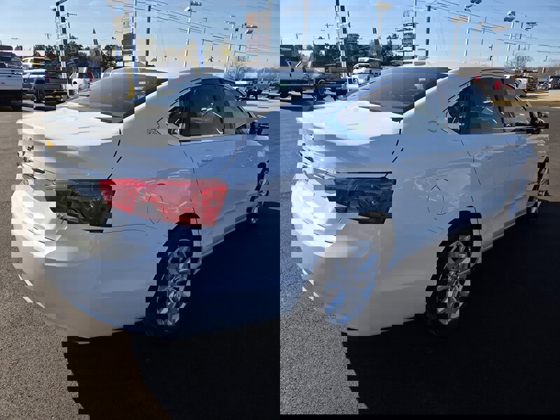 Used 2018 Chevrolet Impala LT image 3