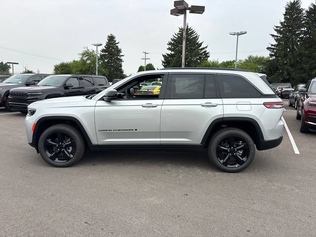 New 2026 Jeep Grand Cherokee Limited w/ Limited Altitude Package AWD/4WD image 3