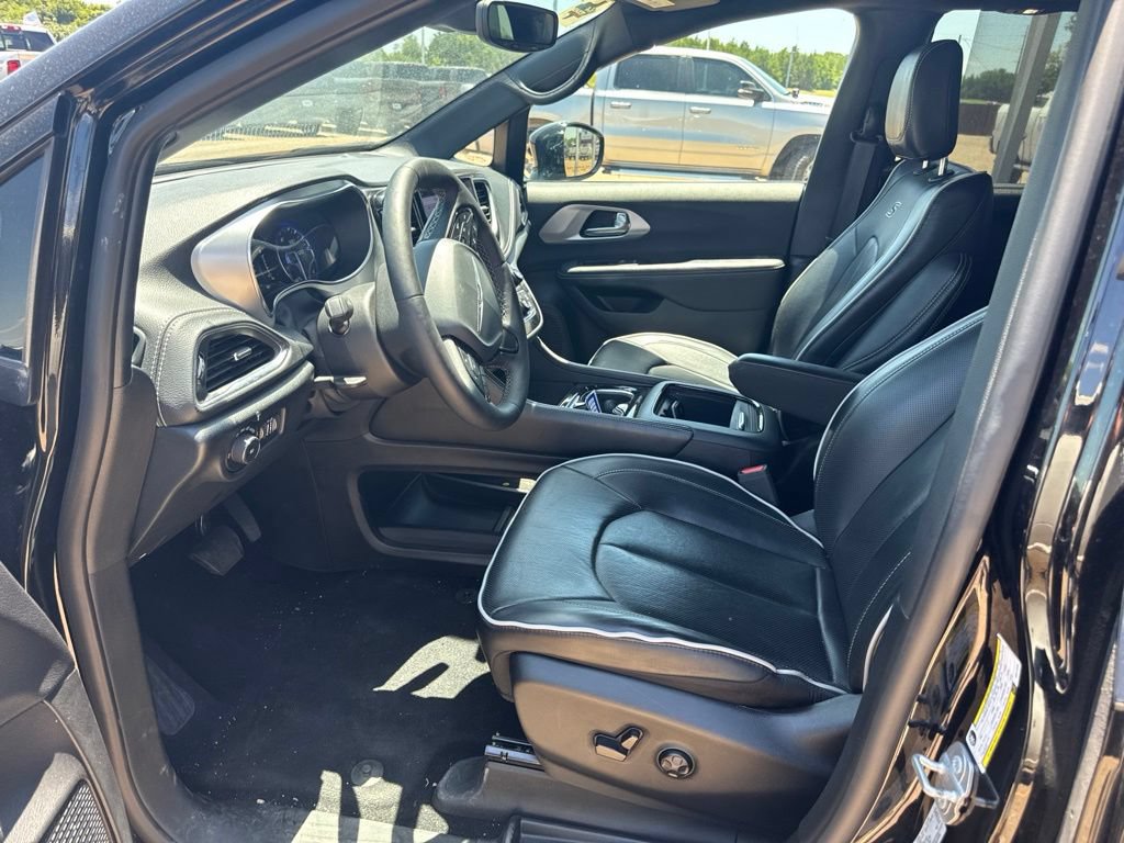 Used 2025 Chrysler Pacifica Limited FWD image 12