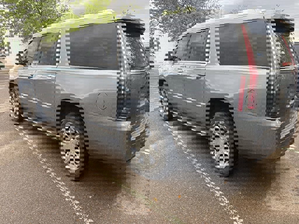 Used 2018 Cadillac Escalade ESV Luxury image 3