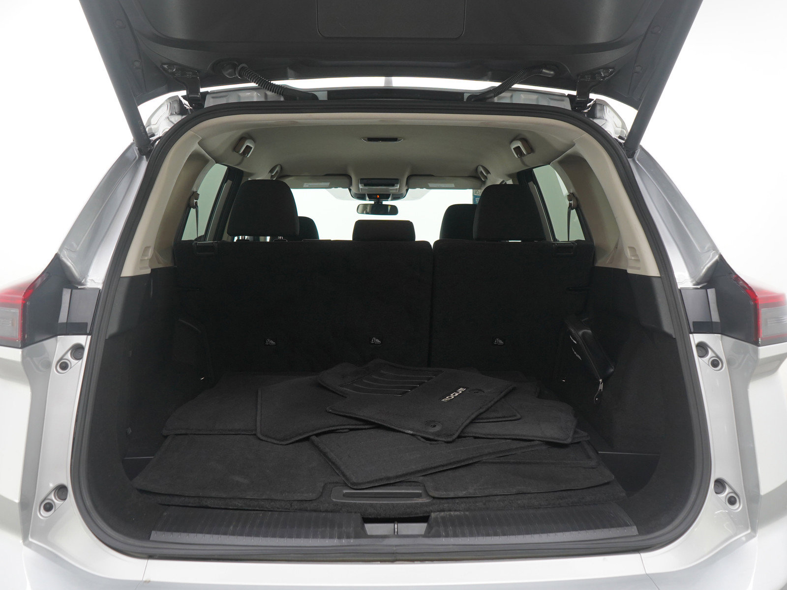 Used 2025 Nissan Rogue SV image 17