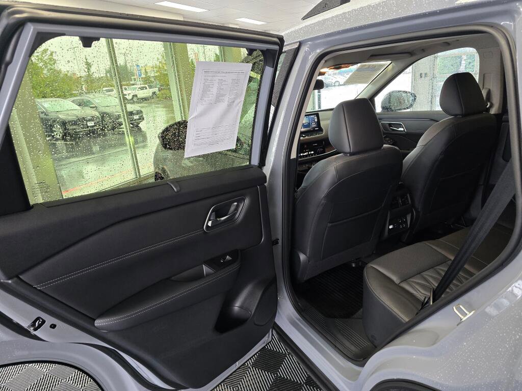 Used 2025 Nissan Rogue Platinum w/ Platinum Premium Package image 38