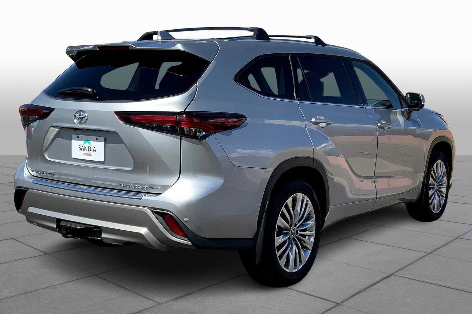 Used 2025 Toyota Highlander Platinum image 11