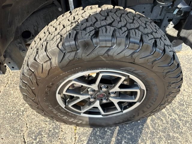 Used 2025 Jeep Wrangler Rubicon w/ Convenience Group AWD/4WD image 21