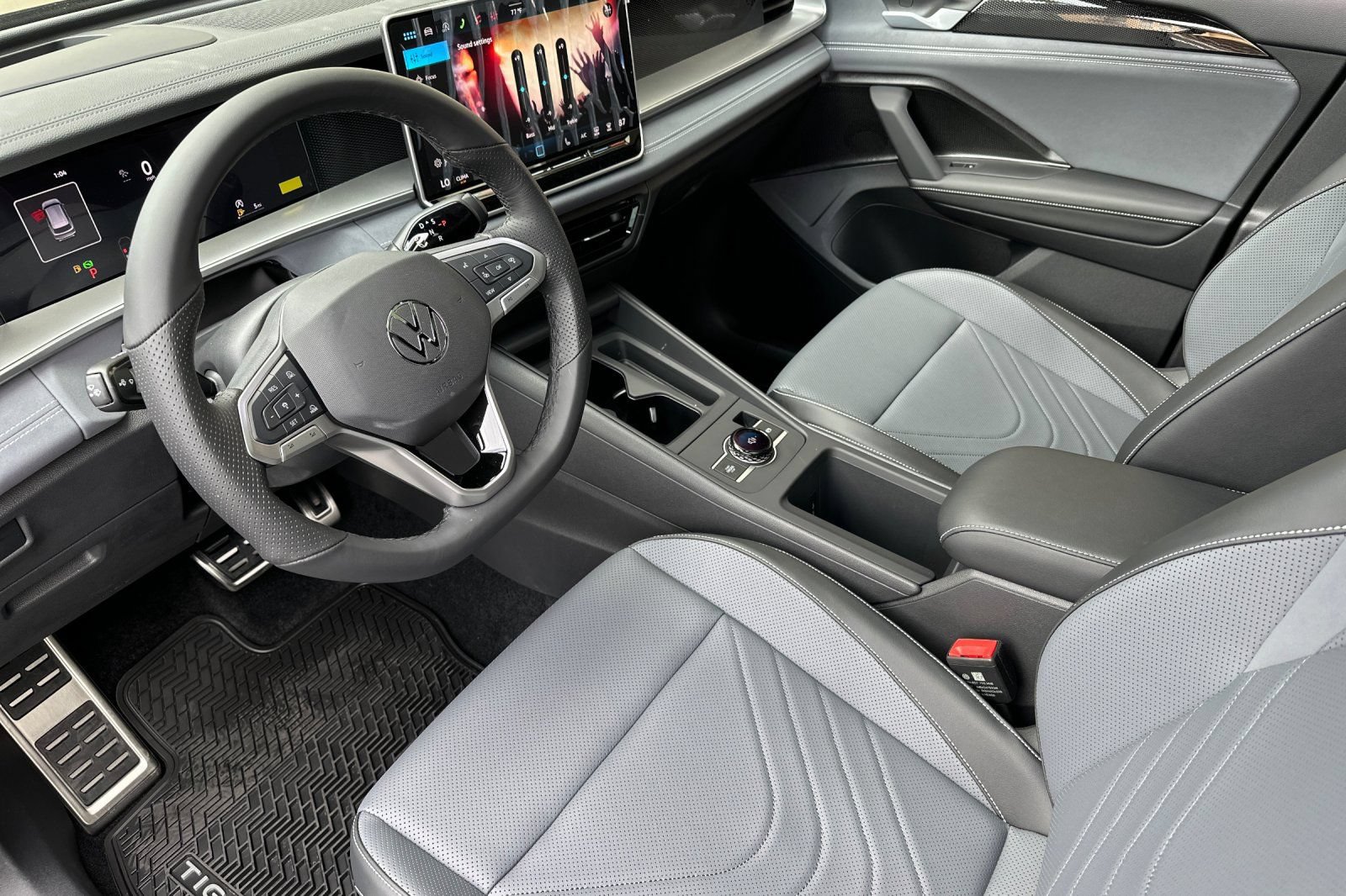 New 2026 Volkswagen Tiguan SE R-Line FWD image 10