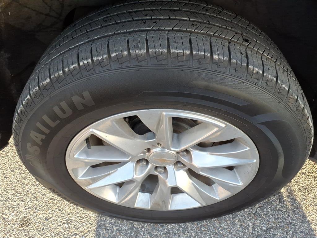 Used 2023 Chevrolet Suburban Premier image 9