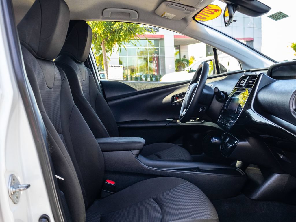 Used 2019 Toyota Prius L Eco w/ Carpet Mat Package FWD image 18
